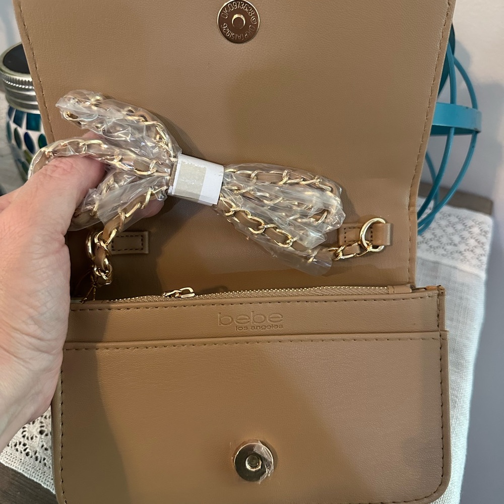 💥NWT-Bebe Quilted Tan Crossbody Bag - Picture 5 of 6